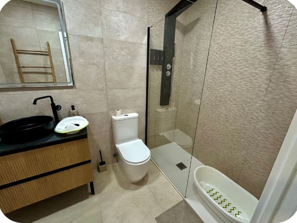 Douche, sèche-cheveux, bidet, serviettes fournies