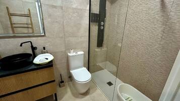 Douche, sèche-cheveux, bidet, serviettes fournies