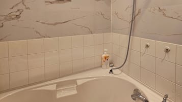 Sèche-cheveux, serviettes fournies, savon, papier toilette