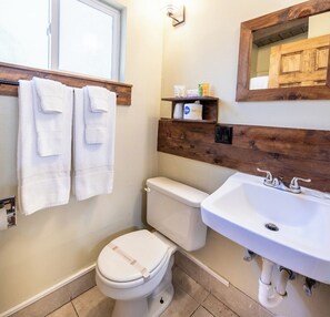 Bathroom - Charming 2 Queen bedroom lodge in South Lake Tahoe for a relaxing stay (South Lake Tahoe)