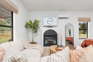 Fernseher, Kamin, Arbeitsbereiche
