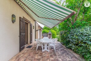 Outdoor dining - Vrbo Property (GOURDON)