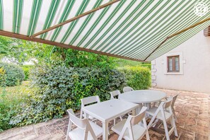 Outdoor dining - Vrbo Property (GOURDON)