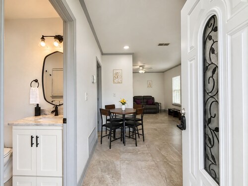 Cozy 1-bedroom new build apartment. Pet-friendly.