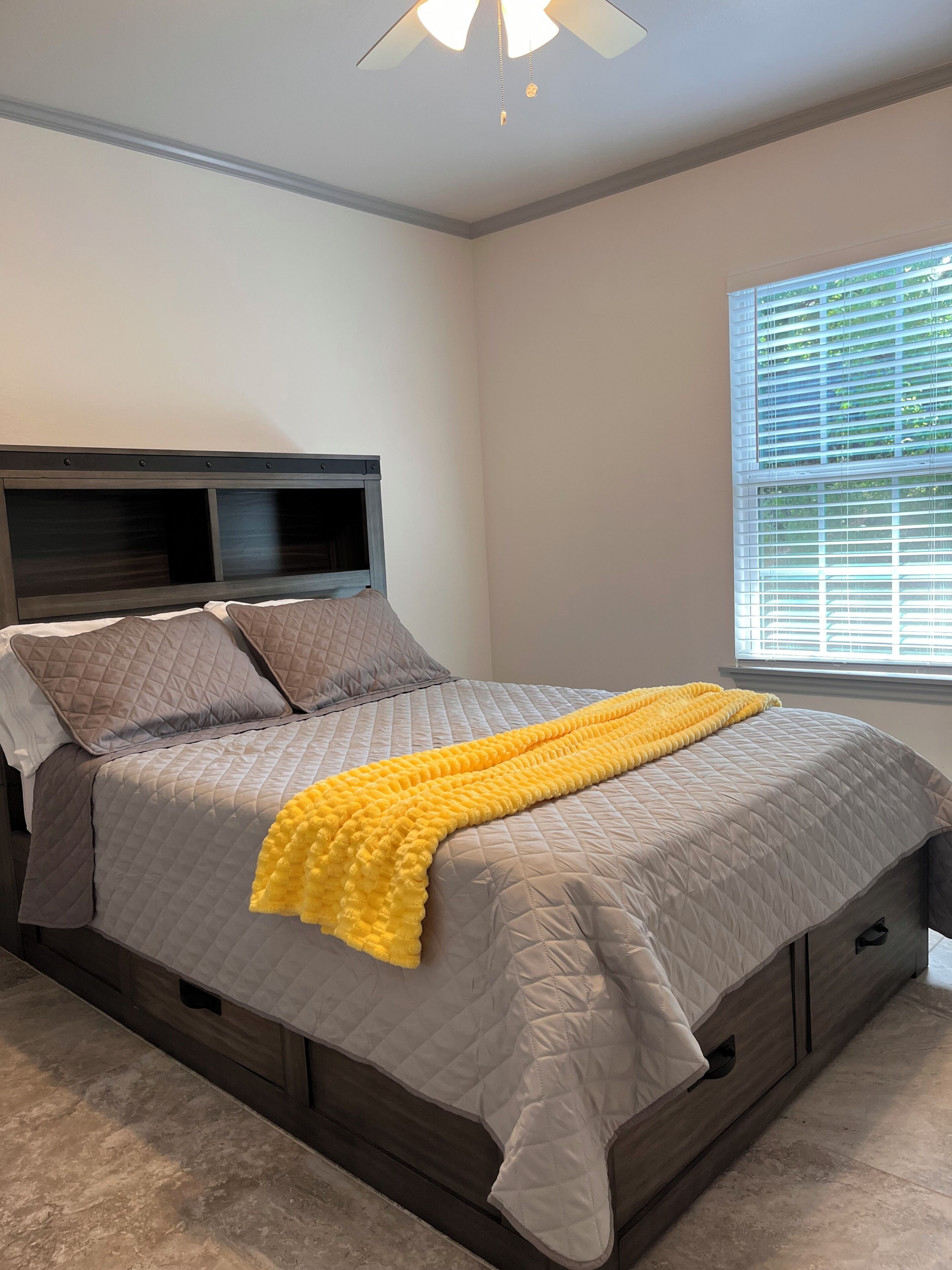 Tabla de planchar con plancha, wifi y ropa de cama 