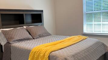 Tabla de planchar con plancha, wifi y ropa de cama