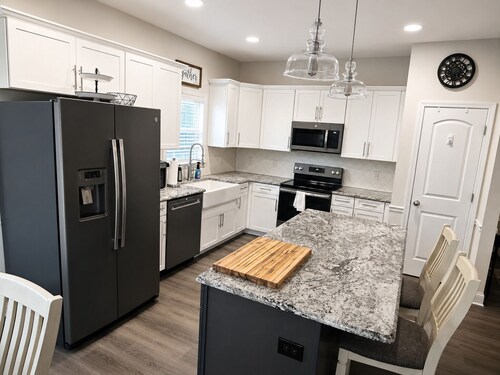 King Suite, Fenced Yard & Fast Wi-Fi - Heart of the NC Triad, Kernersville, NC