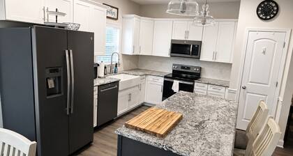 King Suite, Fenced Yard & Fast Wi-Fi - Heart of the NC Triad, Kernersville, NC