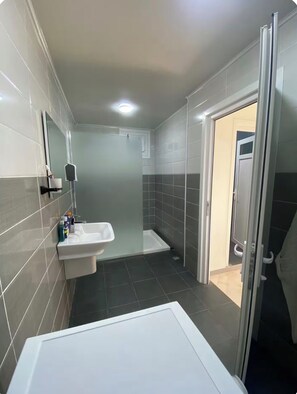 Shower, jetted tub, towels, soap - Bright and Cozy Apartment in a Central Location (Béjaïa)