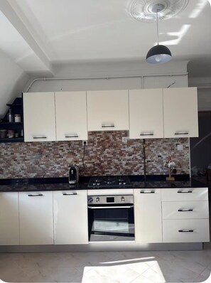 Private kitchen - Bright and Cozy Apartment in a Central Location (Béjaïa)