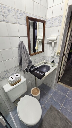 Shower, hair dryer, towels - Vrbo Property (Rio de Janeiro)
