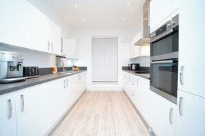 Coffee/tea maker, fridge, microwave, oven - Milton Keynes 6 large beds Contractor Free Parking (Milton Keynes)