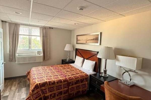 Desk, laptop workspace, WiFi (free), bed sheets
