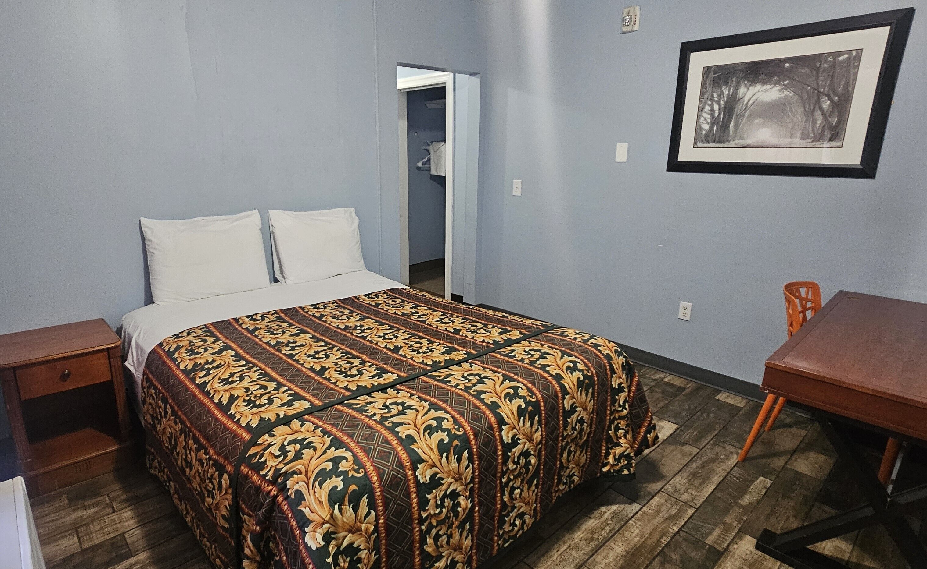 Habitación doble estándar, 1 cama Queen size, para no fumadores | Escritorio, espacio para trabajar con laptop y wifi gratis 