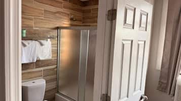 Standard Double Room | Bathroom