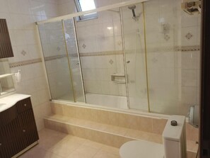 Superior Quadruple Room, City View | Bathroom | Shower, free toiletries, hair dryer, slippers - Corner Park Suites City Center Corlu (Çorlu)