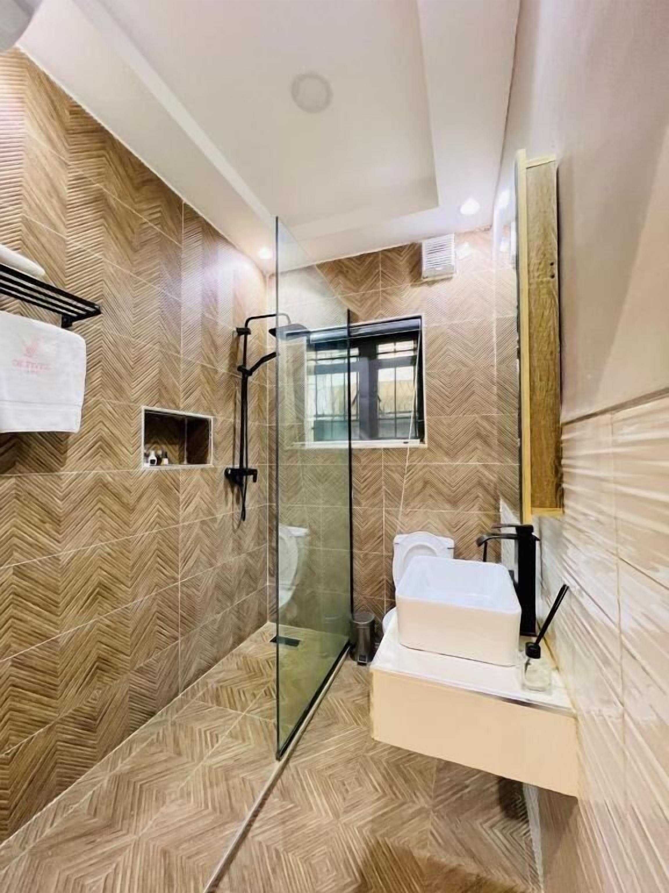 Rainfall showerhead, free toiletries, bathrobes, towels