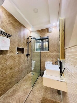 Shower, free toiletries, towels, soap - Defivez hotel  (Lekki)