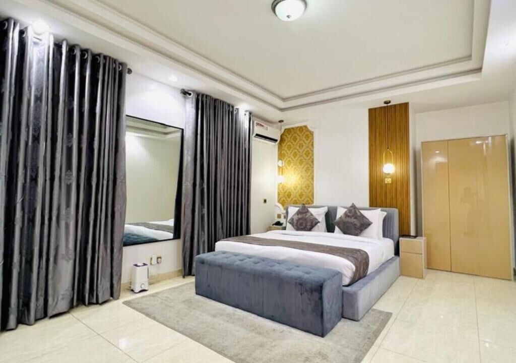 In-room safe, desk, iron/ironing board (on request), WiFi (free)