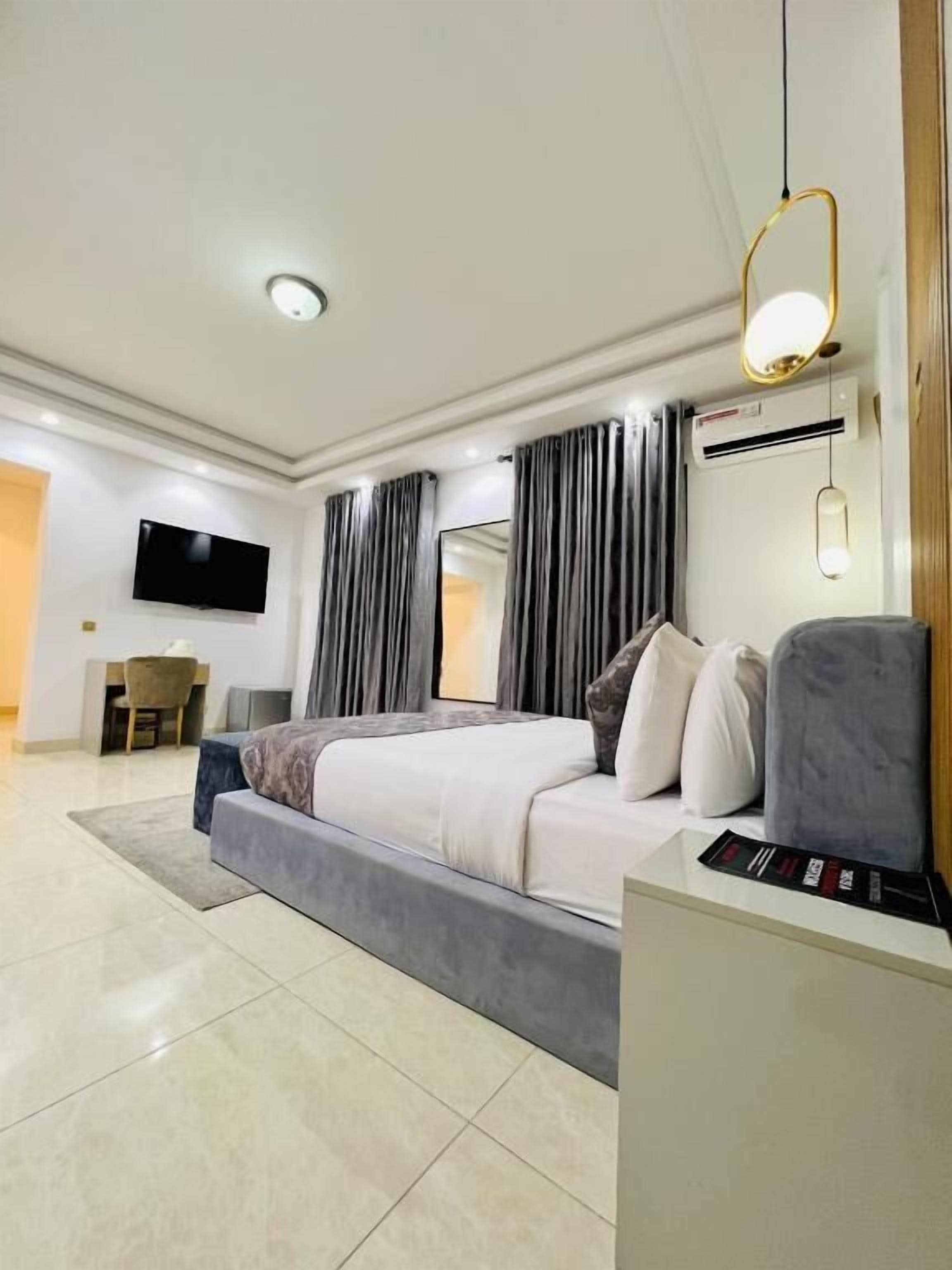 Premium bedding, down comforters, in-room safe, desk