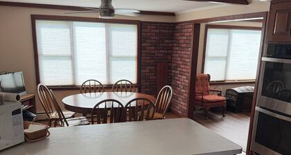 Delightful 6-bedroom house with AC in charming Pavilion