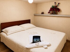 1 bedroom, iron/ironing board, travel cot, WiFi