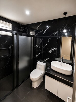Douche, sèche-cheveux, bidet, serviettes fournies