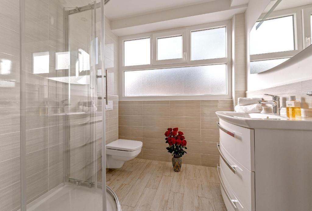 Haartrockner, Handtücher, Seife, Toilettenpapier