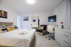 Planxa i posts de planxar, wifi i roba de llit 