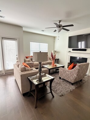 Living area - Perfect for Nurses-Charming 2-bedroom townhome in Atlanta Metro (Lithonia)