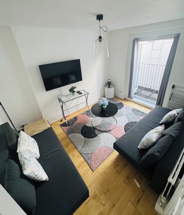Living area - 2 bedroom flat in central London (London)