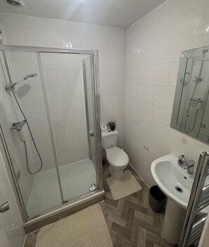 Een douche, een haardroger, handdoeken, zeep