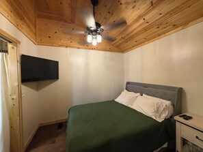Een strijkplank/strijkijzer, reisbedje, gratis wifi, beddengoed