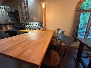 Wasserkocher mit Kaffee-/Teezubehör, Kühlschrank, Mikrowelle, Ofen