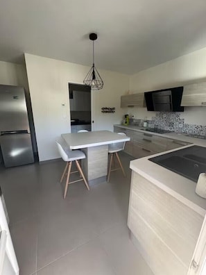 Wasserkocher mit Kaffee-/Teezubehör, Kühlschrank, Mikrowelle, Ofen