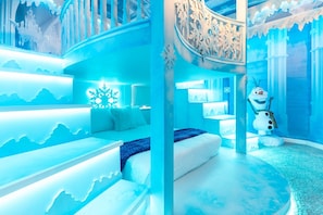 10 Schlafzimmer, Schreibtisch, Bügeleisen/Bügelbrett, Reisekinderbett