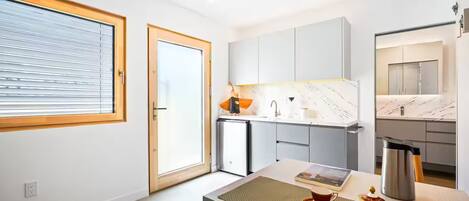 Coffee/tea maker, fridge, microwave, dishwasher