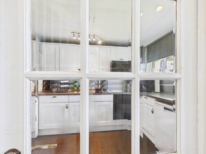 Fridge, microwave, oven, stovetop - City-Centre Apartment - Holyrood (Edinburgh)