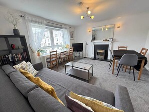 TV, fireplace - City-Centre Apartment - Holyrood (Edinburgh)
