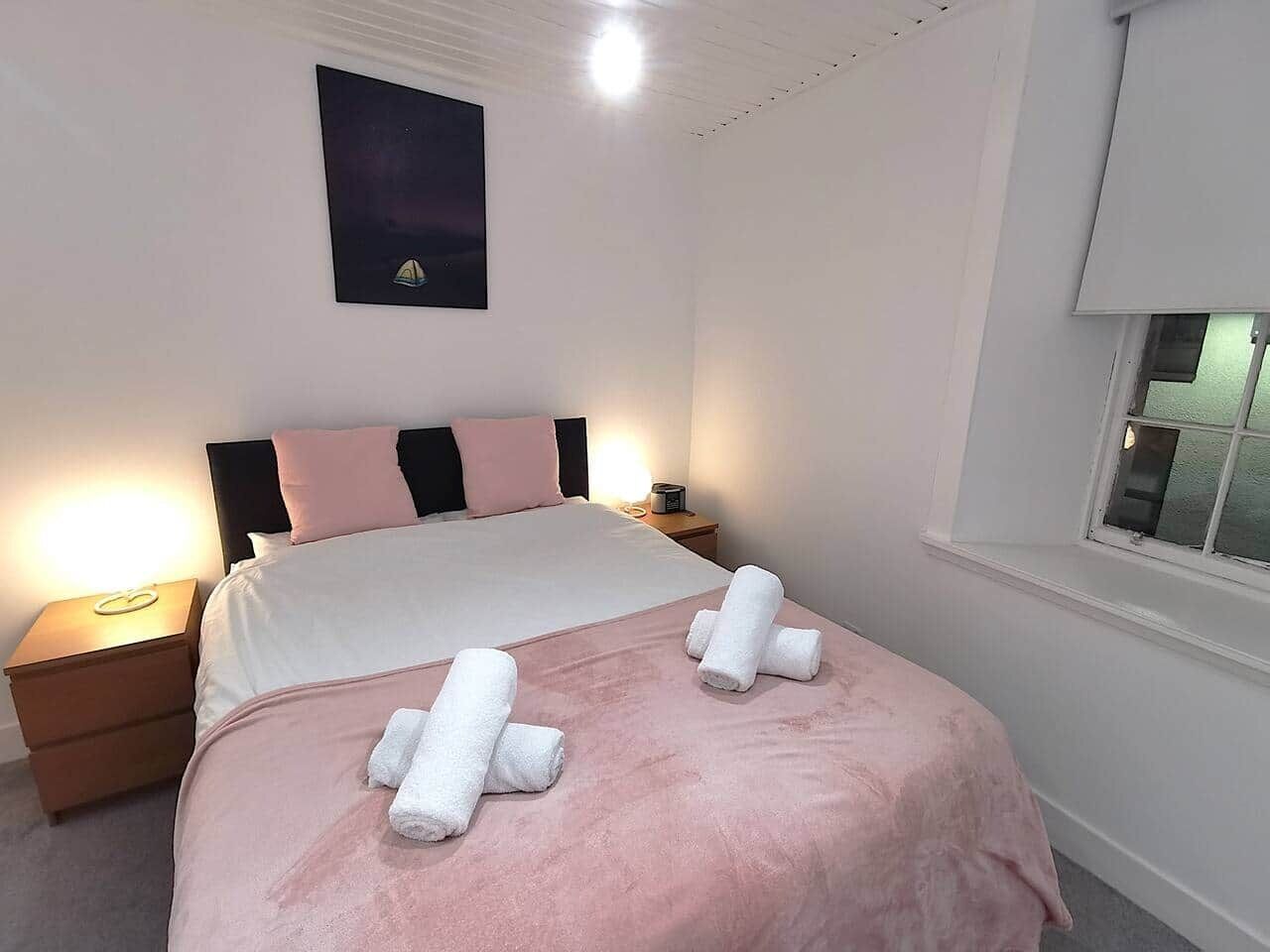1 slaapkamer, een strijkplank/strijkijzer, wifi, beddengoed