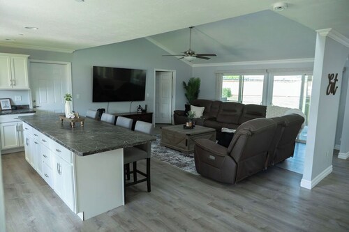 Family-Friendly 4BR Cul-de-Sac Home Near Dinning and Shopping with King Bed.