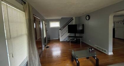 Cozy 2-bedroom home in serene South Bend with AC, 15 min away from Notre Dame