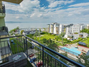 Ein Wohngebiet mit Blick auf einen Hafen und ein Schwimmbecken.