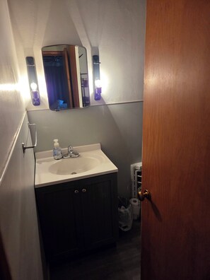 Towels, soap, toilet paper - Cozy 1-bedroom and 1 bathroom house in the small town of Fredonia. (Fredonia)