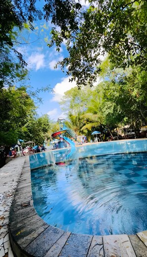 7 piscinas al aire libre (de 09:00 a 22:00), sombrillas, tumbonas