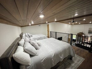 Een strijkplank/strijkijzer, wifi, beddengoed