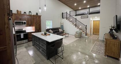 Cozy 1-bedroom + loft barndominium near DeGray Lake