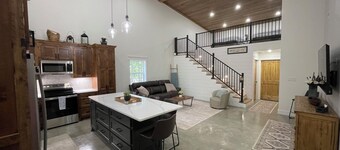 Cozy 1-bedroom + loft barndominium near DeGray Lake
