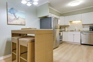 Frigorífico, microondas, placa de cocina y lavavajillas