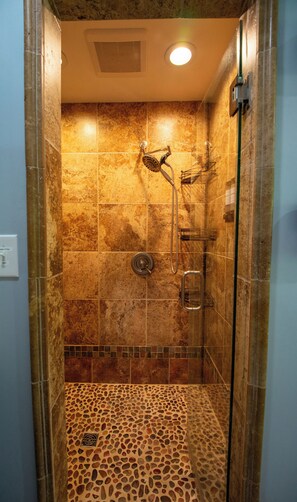 Dusche, Haartrockner, Bidet, Handtücher